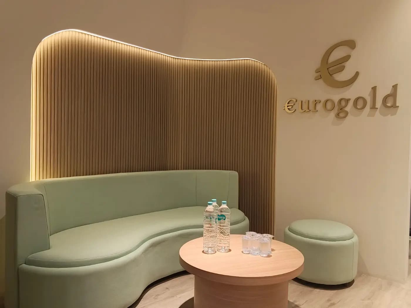 Interior butik EuroGold Kapasan
